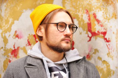 Altın sonbahar keyfi ağaç üzerinde rahatlatıcı adam portresi sezon sonbahar