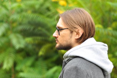 Altın sonbahar keyfi ağaç üzerinde rahatlatıcı adam portresi sezon sonbahar