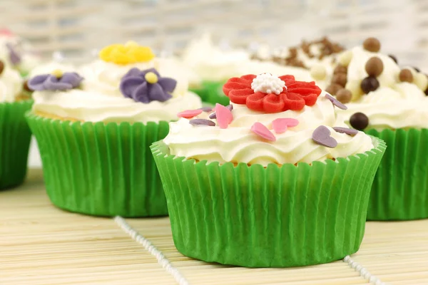 Feestelijke en kleurrijke cupcakes — Stockfoto