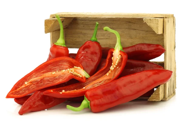 Frische rote Paprika (Paprika) und eine geschnittene Paprika — Stockfoto