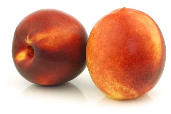 Two fresh nectarines — Stock Photo, Image