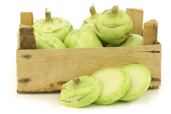 Frisch geernteter Kohlrabi und ein geschnittener Kohlrabi in einer Holzkiste — Stockfoto