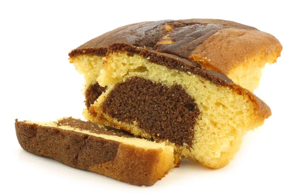 大理石のチョコレートとスポンジ ケーキをカットします。 — ストック写真