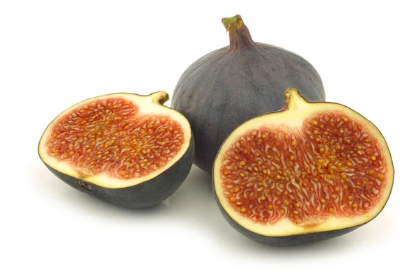 One whole and a cut fig (Ficus carica) — Stock Photo, Image