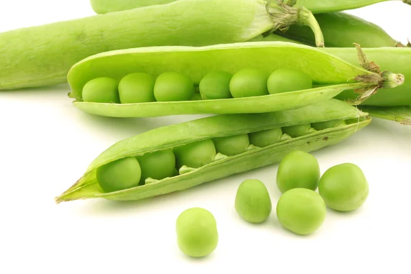 Gousses de pois verts ouvertes avec des pois visibles — Photo