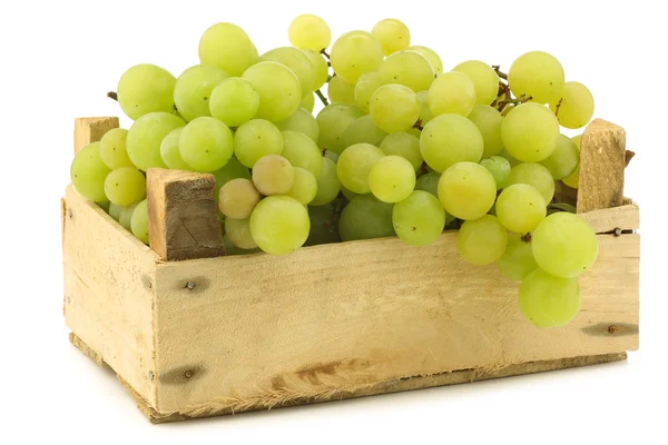 Свежий белый виноград на виноградной лозе в деревянном ящике — стоковое фото
