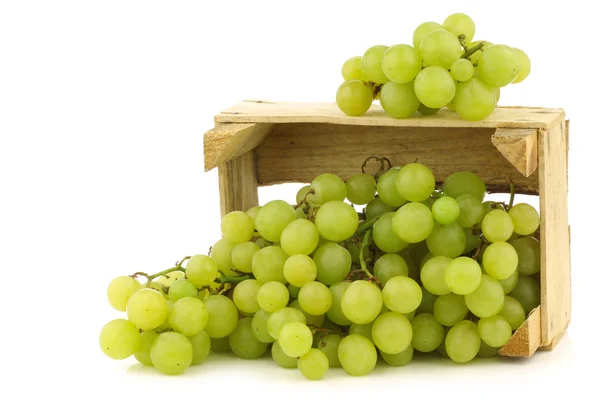 Свежий белый виноград на виноградной лозе в деревянном ящике — стоковое фото