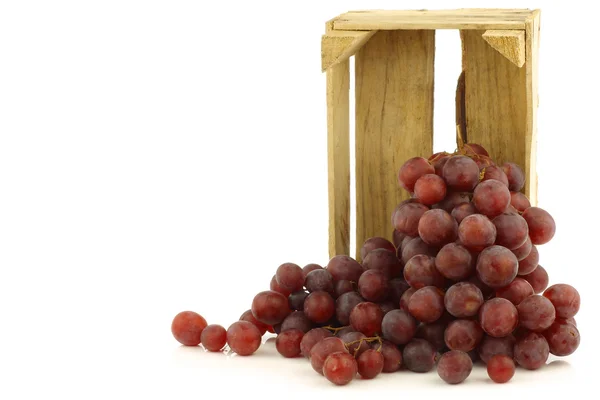 Свіжий червоний виноград без насіння на лозі в дерев'яній ящику — стокове фото