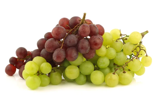 新鲜的红色和白色无核葡萄在葡萄藤上 — 图库照片