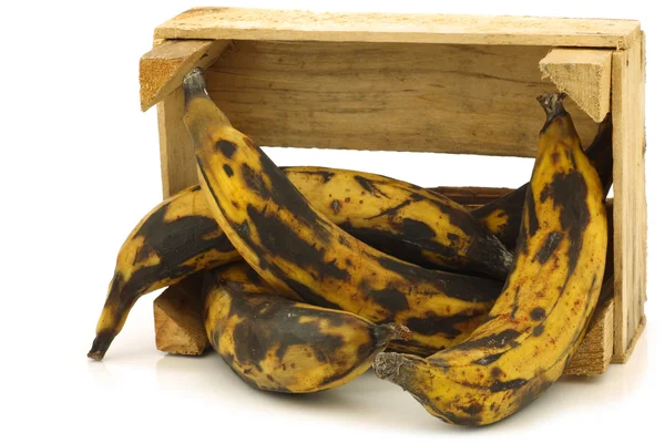 Sweet ripe baking bananas (plantain bananas) in a wooden crate — Stock Photo, Image