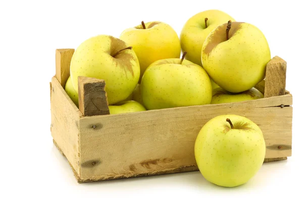 Bos van vers "Gouden heerlijke" appels in een houten krat — Stockfoto