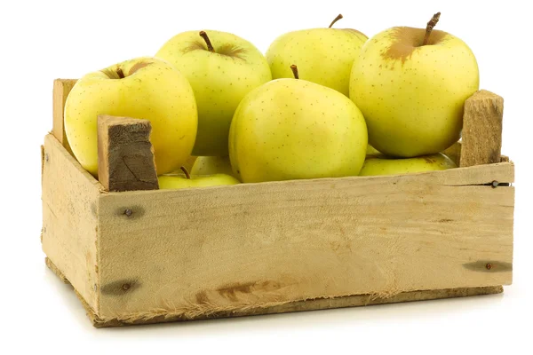 Μάτσο φρέσκο "golden delicious" τα μήλα σε μια ξύλινα κιβώτιο — Φωτογραφία Αρχείου