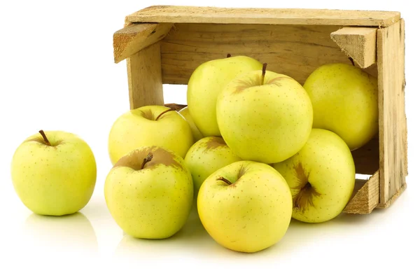 Bos van vers "Gouden heerlijke" appels in een houten krat — Stockfoto