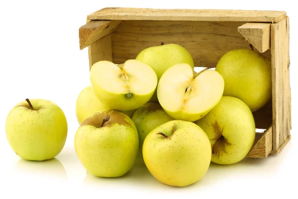 Verse "Gouden heerlijke" appelen en een verlaging van één in een houten krat — Stockfoto