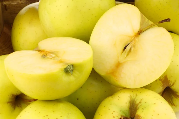 新鮮な「ゴールデンデリシャス」リンゴと 1 カット — ストック写真