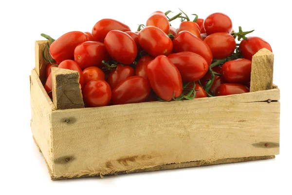 Pomodori ciliegia freschi italiani sulla vite in una cassa di legno — Foto Stock