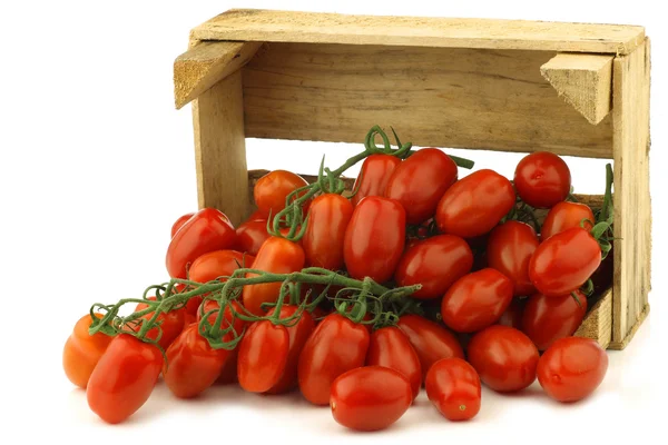 Tomates cherry italianos frescos en la vid en una caja de madera — Foto de Stock
