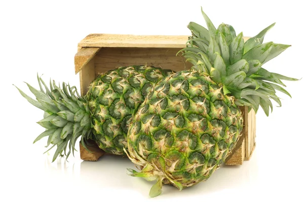 Świeży ananas owoce w drewnianej skrzyni — Zdjęcie stockowe