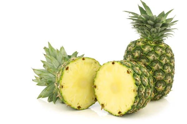 Świeży ananas owoce i wyciąć jeden — Zdjęcie stockowe