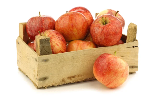 Manzanas frescas de "gala real" en una caja de madera —  Fotos de Stock