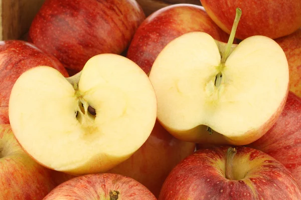 Manzanas frescas de "gala real" y una cortada —  Fotos de Stock