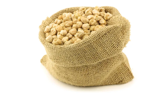 Garbanzos secos en una bolsa de arpillera — Foto de Stock