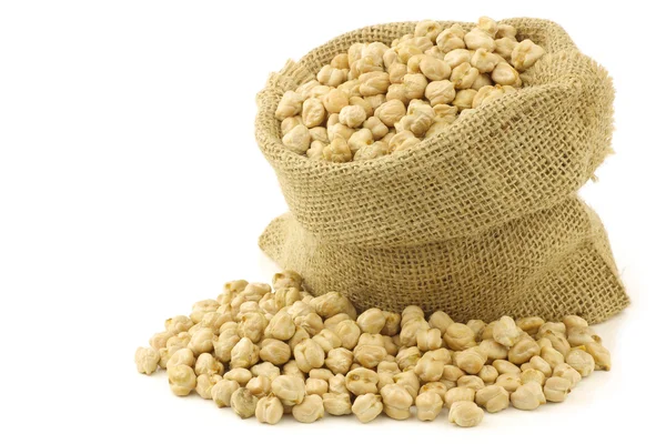 Dried chick peas in a burlap bag — Stock Photo, Image