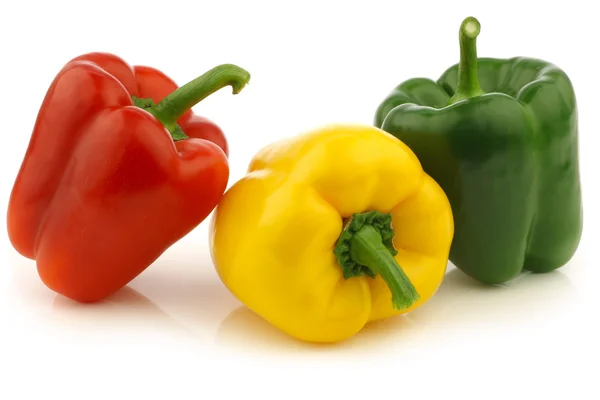 Peperoni rossi, gialli e verdi (peperone ) — Foto Stock
