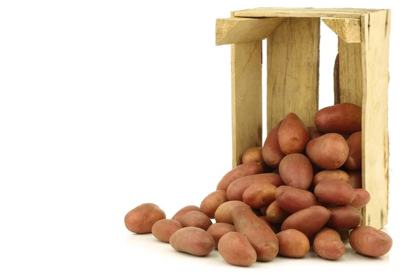 Piccole patate rosse in una cassa di legno — Foto Stock