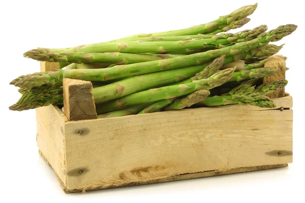 Giri di asparagi verdi freschi in una cassa di legno — Foto Stock