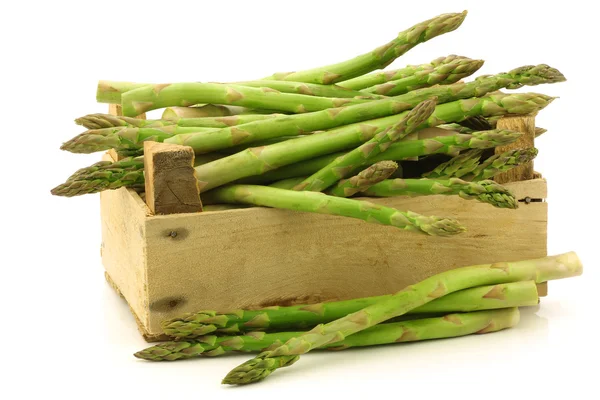 Giri di asparagi verdi freschi in una cassa di legno — Foto Stock