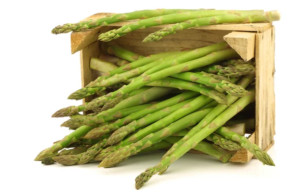 Verse groene asperges schiet in een houten krat — Stockfoto