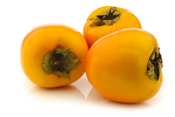 Trzy owoce świeże kaki — Zdjęcie stockowe