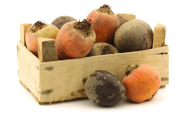 Red and yellow beets in a wooden crate — Stock Photo, Image