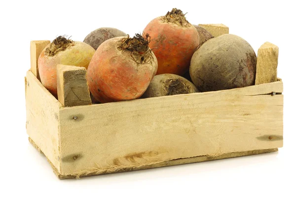 Red and yellow beets in a wooden crate — Stock Photo, Image