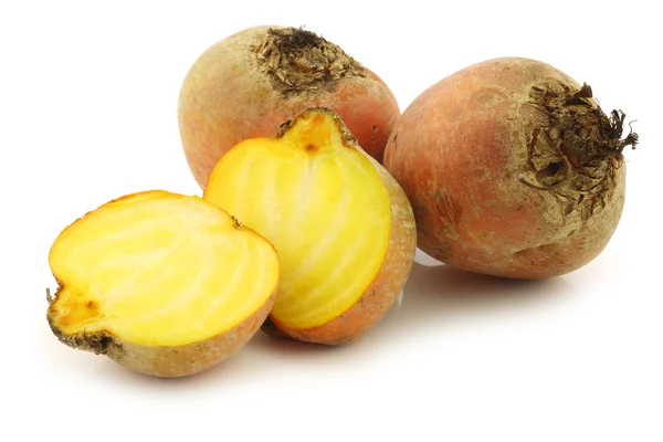 Two freshly harvested yellow beets — Stock Photo, Image