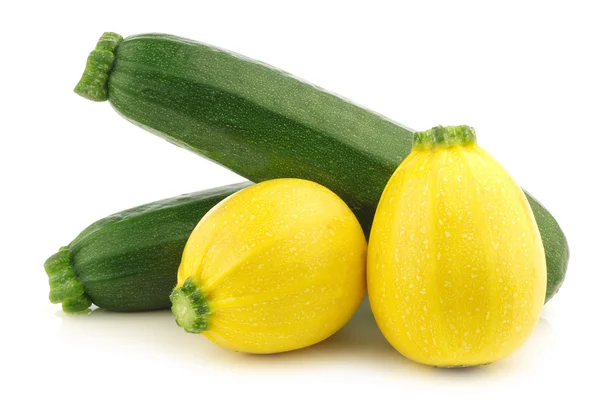 Gele ronde courgette (Cucurbita pepo) en twee groene degenen — Stockfoto
