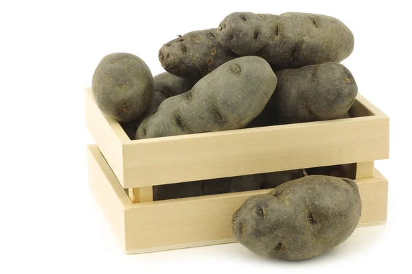 Batatas de trufa roxas em uma caixa de madeira — Fotografia de Stock
