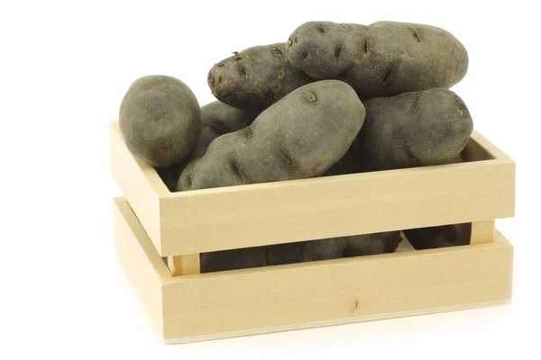 Batatas de trufa roxas em uma caixa de madeira — Fotografia de Stock