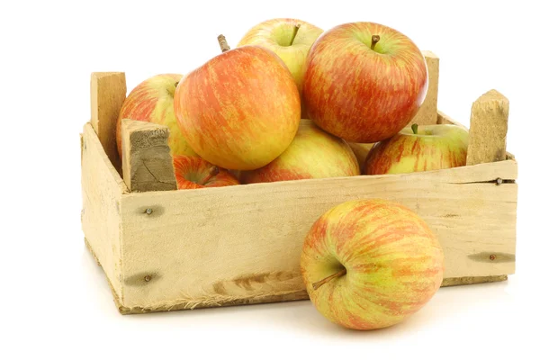 Manzanas frescas "Fuji" en una caja de madera —  Fotos de Stock