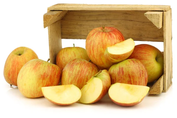 Manzanas frescas "Fuji" en una caja de madera — Foto de Stock