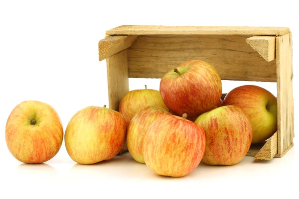 Manzanas frescas "Fuji" en una caja de madera — Foto de Stock