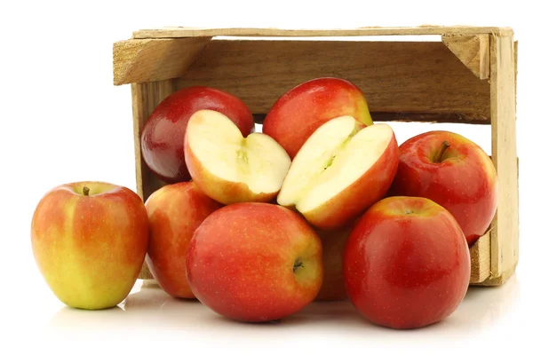 Fresh Dutch "Jazz" apples and a cut one in a wooden crate — Stock Photo, Image