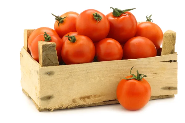 Tomates frescos na videira em uma caixa de madeira — Fotografia de Stock