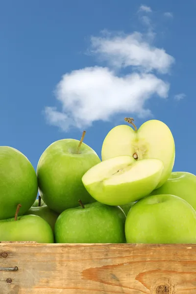 Świeżo zebrane jabłka "granny smith" w drewnianej skrzyni — Zdjęcie stockowe