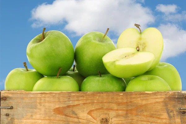 Manzanas recién cosechadas "Granny Smith" en una caja de madera —  Fotos de Stock