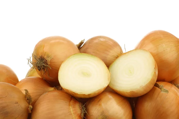 Frische Zwiebeln und eine geschnittene — Stockfoto