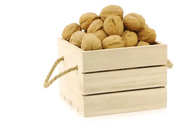 Nueces frescas en una caja de madera con asas de cuerda — Foto de Stock