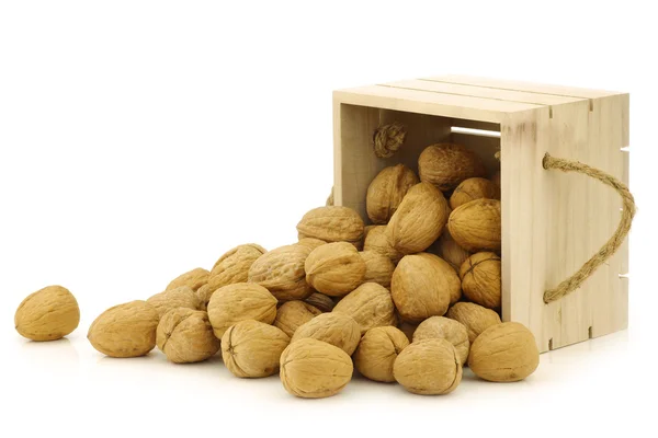 Nueces frescas en una caja de madera con asas de cuerda — Foto de Stock