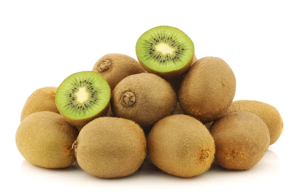 Frische Kiwi-Früchte und eine geschnittene — Stockfoto